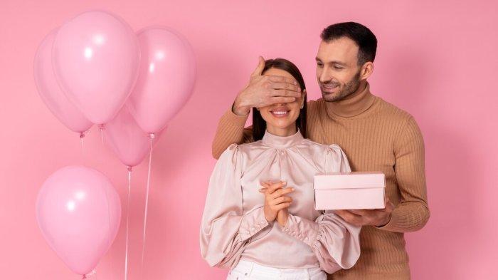 PANTUN BERBALAS CINTA - Foto pasangan diambil dari Freepik.com. Kumpulan pantun berbalas tema cinta, mainkan bersama pasangan di hari kasih sayang 14 Februari.