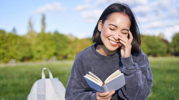 PANTUN PALEMBANG LUCU - Gambar orang membaca buku. Simak kumpulan pantun bahasa Palembang lucu berikut ini, bisa jadi bahan penambah pengetahuan yang cocok dibagikan di sosial media. (Freepik.com)