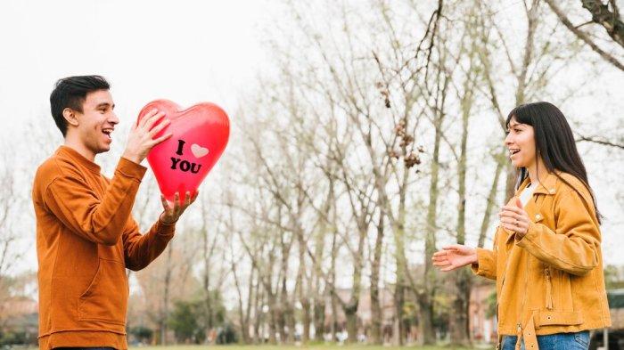 PANTUN TEMA CINTA - Foto pasangan kekasih dari Freepik.com, Jumat (14/2/2025). Lihat kumpulan pantun tema cinta bersajak a-a-a-a berikut ini, gunakan sebagai bahan seru-seruan bareng pasangan.