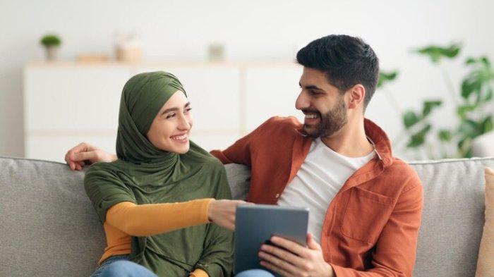 PANTUN CINTA ISLAMI - Potret suami istri dari Freepik.com. Kumpulan pantun cinta islami, kirimkan ke pasangan yang kamu cintai agar rumah tangga makin awet.