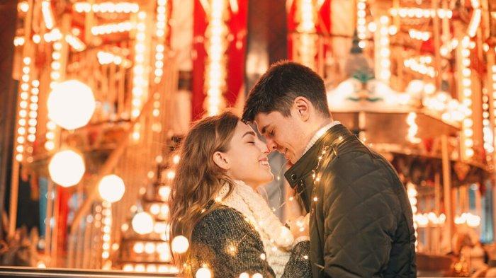 PANTUN CINTA ROMANTIS - Foto pasangan romantis dari Freepik.com. Simak kumpulan pantun cinta berikut ini, perasaan sayang yang tulus dari hati terdalam untuk pasangan, bikin hubungan jadi tambah manis di Hari Valentine.