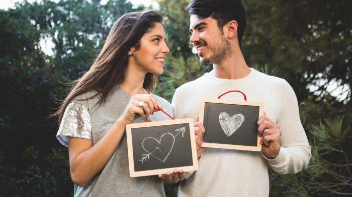 PANTUN BUAT PACAR - Potret pasangan romantis dari Freepik.com. Kumpulan pantun romantis buat pacar, rayakan National Girlfriend Day 1 Agustus 2025!