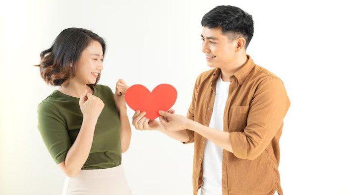 PANTUN GOMBAL SINGKAT - Foto pasangan dari Freepik.com. Kumpulan pantun gombal 2 baris, cara unik PDKT ke gebetan dengan kata-kata romantis yang lucu, dijamin bikin suasana jadi seru.