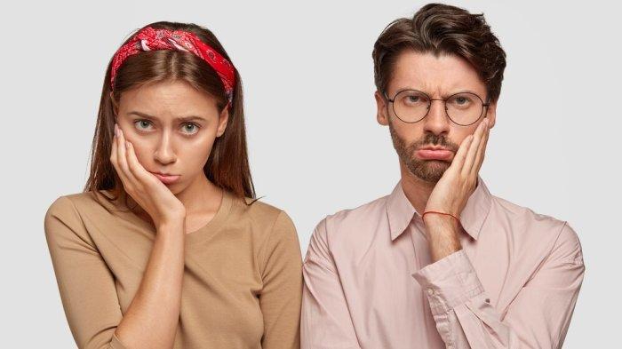 PANTUN KECEWA - Potret pria dan wanita memasang ekspresi kecewa dari Freepik.com. Lihat kumpulan pantun kecewa berikut ini, bisa dikirimkan ke pasangan atau teman, unggah di sosial media sebagai kode.