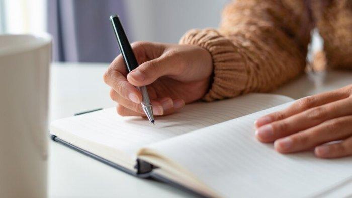 PANTUN KARMINA - Potret orang menulis dari Freepik.com - Simak kumpulan pantun karmina, sumber pengaetahuan baru yang berisi nasihat dan pesan penuh makna, bagikan!