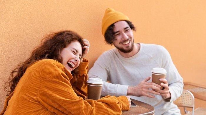 PANTUN LUCU -  Potret pasangan tertawa bersama dari Freepik.com. Simak kumpulan pantun lucu buat pacar berikut, bahan guyonan yang dijamin bikin ketawa ngakak nggak berhenti.