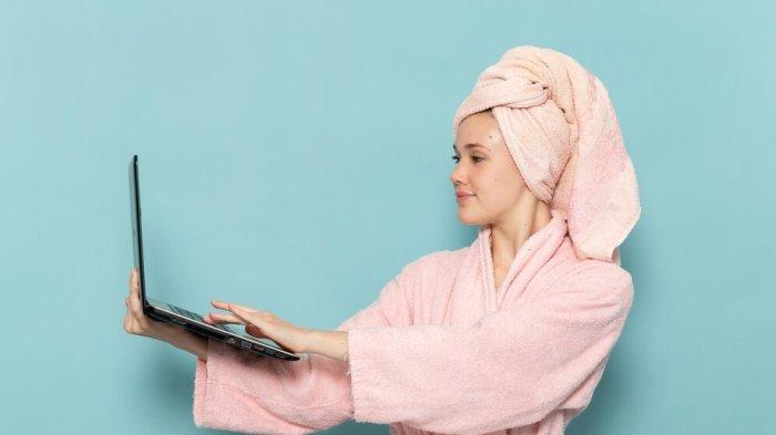 PANTUN MALAS MANDI - Foto wanita bermain laptop setelah mandi dari Freepik.com, Minggu (23/2/2025). Kumpulan pantun malas mandi, sindiran ampuh buat teman, kirimkan langsung atau unggah di sosial media.