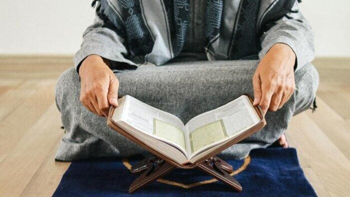 PANTUN AJAKAN MENGAJI - Potret orang membaca Al Quran dari Freepik.com. Kumpulan pantun ajakan mengaji, motivasi rajin tadarus Al Quran, bagikan kepada orang terdekat sebagai pengingat!