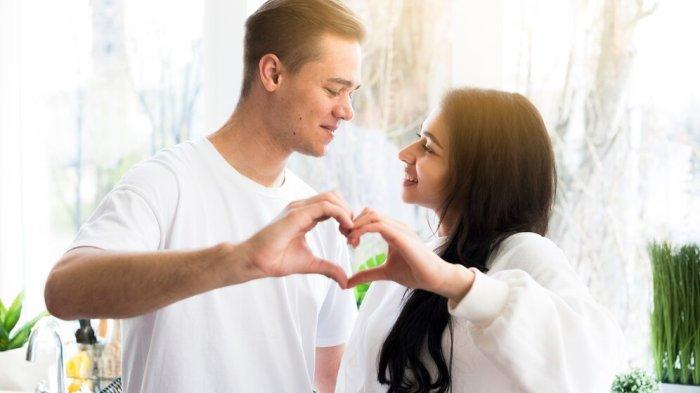Simak kumpulan pantun cinta berikut, cocok untuk ungkapkan isi hati kepada gebetan. (Freepik)