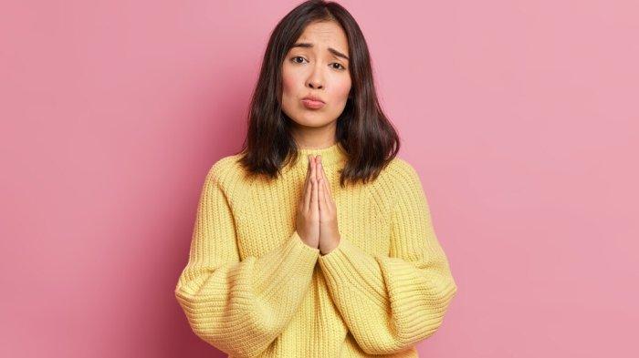Simak kumpulan pantun minta maaf buat teman atau pacar berikut, ungkapan tulus akui kesalahan, bagikan!