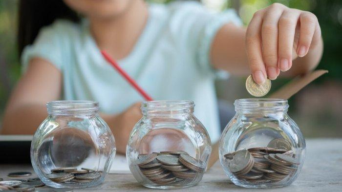 PANTUN MENABUNG - Potret anak menabung dari Freepik.com. Simak kumpulan pantun rajin menabung, motivasi untuk anak-anak agar berhemat, yuk bagikan!