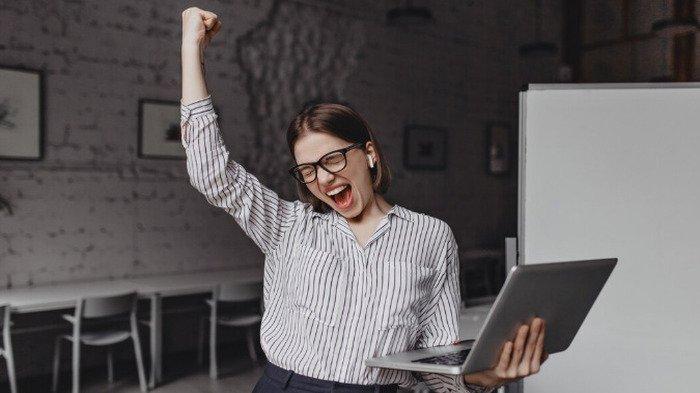 PANTUN HARI SABTU - Potret wanita merasa senang dari Freepik.com, Selasa (10/6/2025). Simak kumpulan pantun hari Sabtu, bagikan ucapan happy weekend kepada teman atau unggah di media sosial.