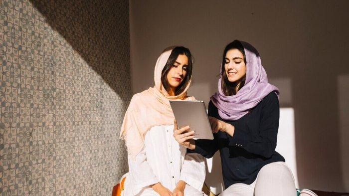 PANTUN RELIGI - Potret wanita memegang tablet dari Freepik.com, Kamis (17/4/2025). Lihat kumpulan pantun religi berikut ini, nasihat bijak soal Agama cocok sebagai bekal menjalani kehidupan, bagikan ke teman atau sahabat.