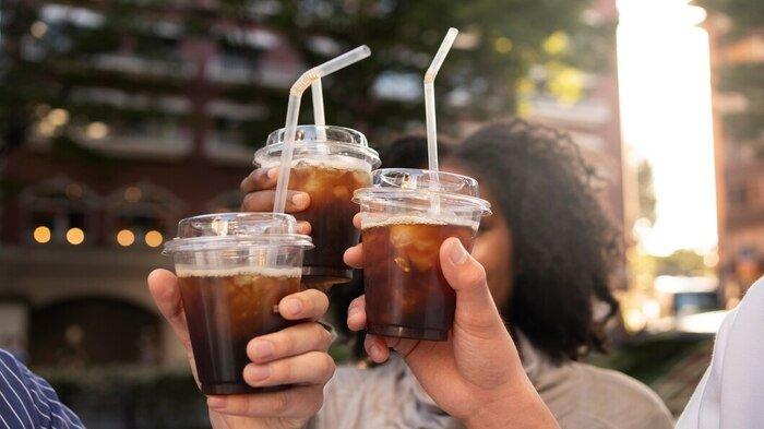 MANFAAT KOPI HITAM - Potret minum kopi dari Freepik.com. Simak manfaat dari kopi hitam berikut ini, lengkap dengan cara mengonsumsi yang benar.