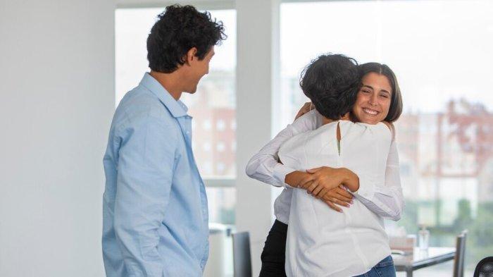 PANTUN PERPISAHAN KERJA - Potret berpelukan dalam rangka perpisahan kerja dari Freepik.com, Selasa (15/4/2025). Lihat kumpulan pantun perpisahan rekan kerja berikut, berisi doa dan harapan agar sukses di tempat baru.