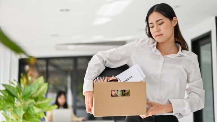 PANTUN PERPISAHAN KERJA - Potret wanita resign dari tempat kerja dari Freepik.com. Kumpulan pantun perpisahan untuk rekan kerja, berisi doa dan harapan agar sukses di tempat baru.