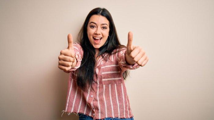 KUMPULAN PANTUN PUJIAN - Foto orang memberikan dua jempol dari Freepik.com. Simak kumpulan pantun pujian, apresiasi kerja keras orang terdekat agar semakin semangat, bagikan ke orang tersayang.