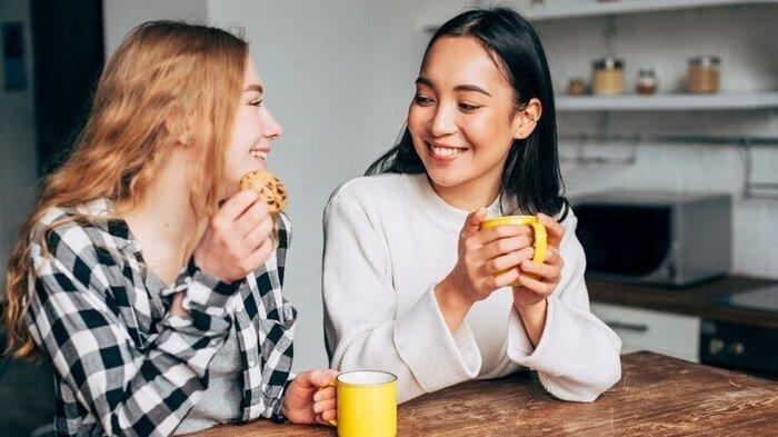 PANTUN SARAPAN - Potret dua wanita sarapan pagi dari Freepik.com. Kumpulan pantun sarapan, ucapan manis pengingat makan pagi untuk orang tersayang, bagikan di sosial media!