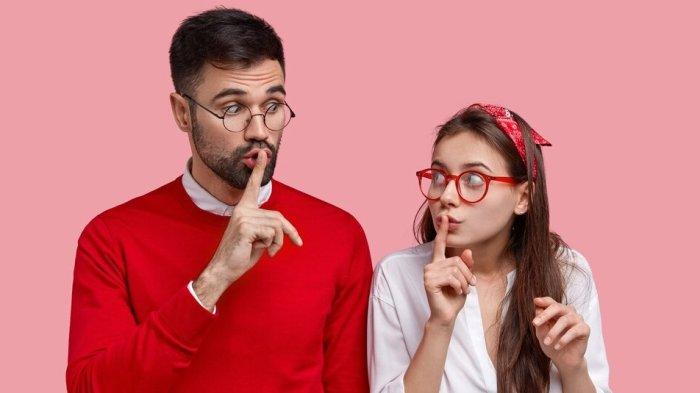 PANTUN SINDIR MANTAN - Foto orang bergosip dari Freepik.com, Selasa (11/2/2025). Berikut ini kumpulan pantun sindiran buat mantan dalam Bahasa Jawa, dijamin bikin doi kena mental.