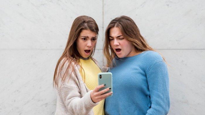 PANTUN SINDIRAN - Foto wanita terkejut melihat handphone dari Freepik.com, Selasa (25/2/2025). Lihat kumpulan pantun sindiran buat Teman yang munafik berikut ini, bikin cepat sadar dan introspeksi diri.