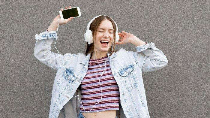 PANTUN TENTANG HOBI - Potret wanita mendengarkan musik dari Freepik.com, Selasa (10/6/2025). Simak kumpulan pantun tentang hobi berikut ini, bisa jadi cara seru ceritakan kegemaran, bagikan di media sosial1