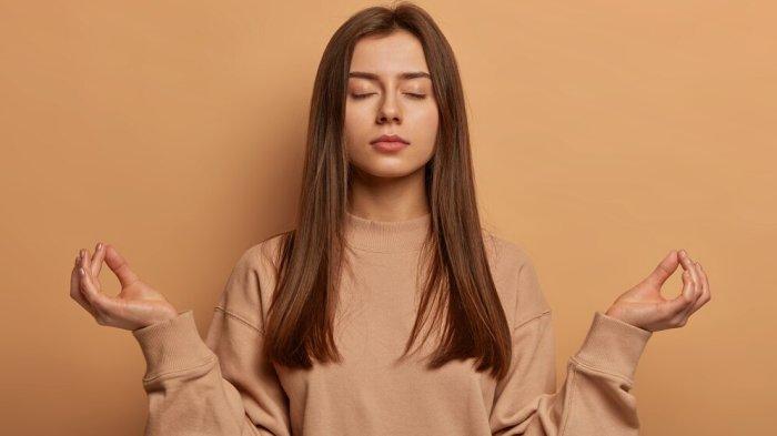 PANTUN TENTANG SABAR - Foto wanita dari Freepik.com. Kumpulan pantun tentang sabar, nasihat agar selalu tegar dalam menghadapi cobaan hidup, bagikan ke teman atau sahabat!