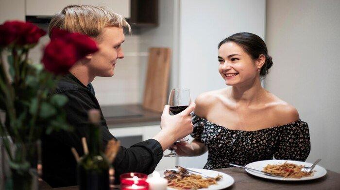 PANTUN MAKAN MALAM - Foto pasangan makan malam bersama dari Freepik.com. Baca kumpulan pantun ucapan selamat makan malam untuk orang tercinta berikut, kirim ke pasangan atau katakan secara langsung.