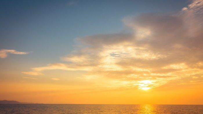 PANTUN SELAMAT SORE - Foto langit sore dari Freepik.com. Lihat kumpulan pantun ucapan selamat sore berikut, cocok dijadikan caption unggahan di sosial media, bagikan!