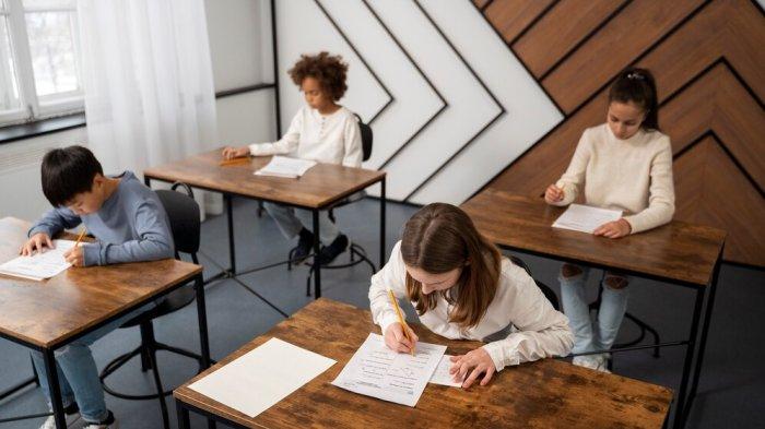 PANTUN SEMANGAT UJIAN - Foto siswa ujian di sekolah dari Freepik.com. Simak kumpulan pantun ujian berikut ini yang cocok jadi motivasi agar tidak malas demi mendapatkan nilai terbaik.