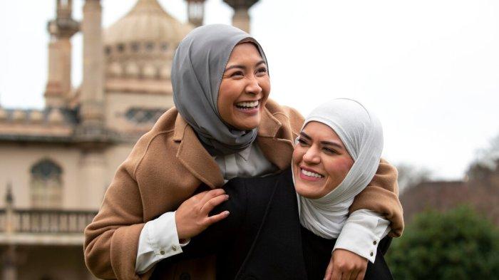 PANTUN WANITA MUSLIMAH - Foto wanita menggunakan hijab yang sedang bahagia. Simak kumpulan pantun muslimah berikut ini, cocok dibagikan di media sosial. (Freepik.com)