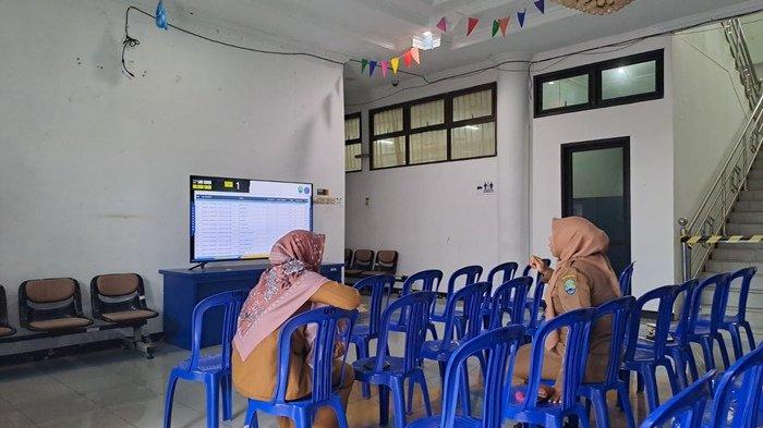 Papan live score pelaksaanan Seleksi Kompetensi penerimaan CASN PPPK di lingkup Pemkab Bulungan terpasang di luar ruang CAT akhir bulan lalu. (Tribunkaltara.com/edy nugroho)