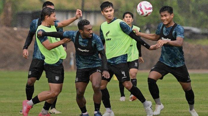 BERLATIH - Para pemain Borneo FC berlatih bersama, jelang duel Championship Series Liga 1. Tampak minger andalan Borneo FC, Terens Puhiri menjalani latihan bersama.