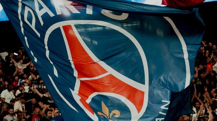 KOMENTAR ENRIQUE - Bendera PSG. Menarik menanti apakah PSG juara Piala Dunia Antarklub FIFA 2025 usai raih trofi Liga Champions, cek juga komentar Luis Enrique jelang duel Chelsea. (X/@PSG_inside)