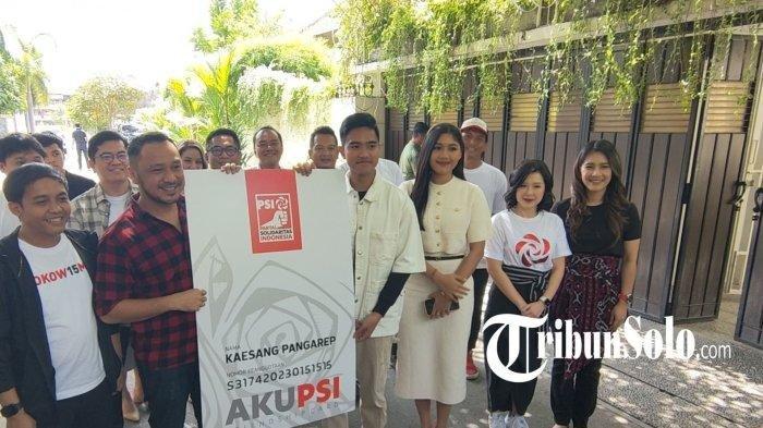 Sejumlah petinggi Partai Solidaritas Indonesia (PSI) antarkan kartu anggota untuk Kaesang di kediaman Presiden Jokowi di Sumber, Solo (23/9/2023).