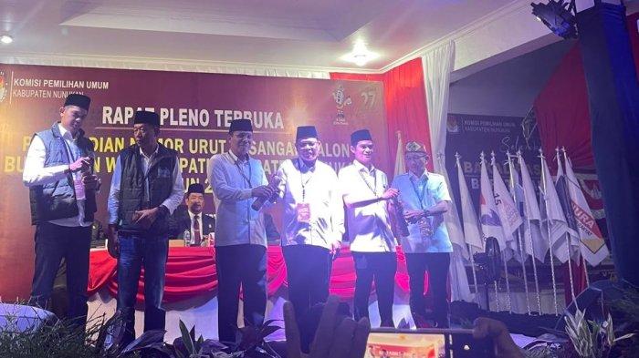 Pasangan Calon Bupati dan Wakil Bupati Kabupaten Nunukan tahun 2024 hadir pencabutan nomor urut di Kantor KPU Nunukan, Senin (23/09/2024), malam.