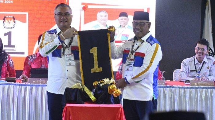 Pasangan Calon Wempi W Mawa dan Jakaria memperoleh nomor urut 1 dalam Rapat Pleno KPU Malinau, Pengundian dan Penetapan Nomor urut Paslon Bupati dan Wakil Bupati Malinau di Pilkada 2024, Senin (24/9/2024) malam.
(TRIBUNKALTARA.COM / MOHAMMAD SUPRI)