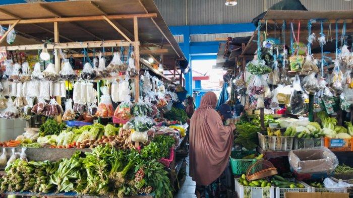 HARGA SAYURAN STABIL  - Suasana di Pasar Imbayud Taka, Jl Jenderal Sudirman, Tideng Pale, Kecamatan Sesayap, Kabupaten Tana Tidung, Kaltara, Sabtu (5/7/2025). Harga sayuran masih stabil.