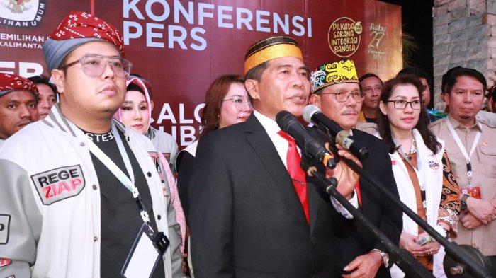 Paslon Zainal-Ingkong Ala (Ziap) saat melakukan konferensi pers usai debat publik ketiga Pilgub Kaltara yang digelar KPU Kaltara, Kamis malam (7/11/2024) di Tanjung Selor, Bulungan, Kalimantan Utara.