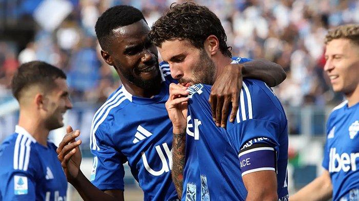 BERSUA MANTAN - Selebrasi penyerang Como 1907, Patrick Cutrone ketika mencetak gol di Liga Italia Serie A 2024/2025. Bomber asal Italia ini akan menghadapi mantan klubnya pada akhir pekan ini, Minggu (16/3/2025).