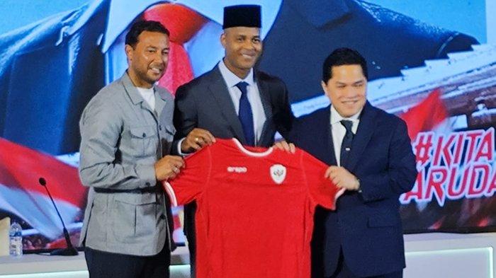 Patrick Kluivert dan Denny Landzaat foto bersama dengan Ketua Umum PSSI, Erick Thohir saat momen konferensi pers pengenalan pelatih Timnas Indonesia di Hotel Mulia, Senayan, Jakarta, Minggu (12/1/2025).