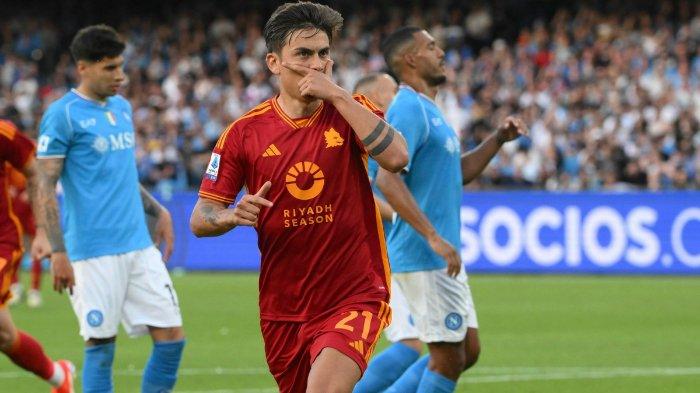 Selebrasi bomber AS Roma, Paulo Dybala usai mencetak gol ke gawang Napoli pada Laga Serie A Liga Italia pekan 34 di Stadio Diego Armando Maradona, Minggu (28/4/2024).