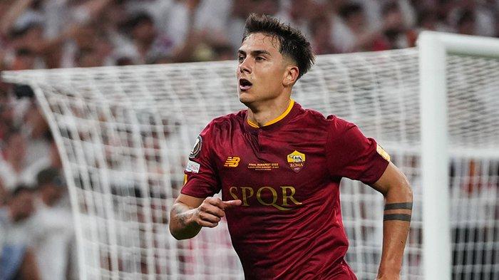 Selebrasi Paulo Dybala ketika mencetak gol di partai final Liga Europa 2022/2023 antara Sevilla vs AS Roma, pada laga yang berlangsung di Stadion Puskas Arena, Budapest, Kamis (1/6/2023). (Twitter / @EuropaLeague)
