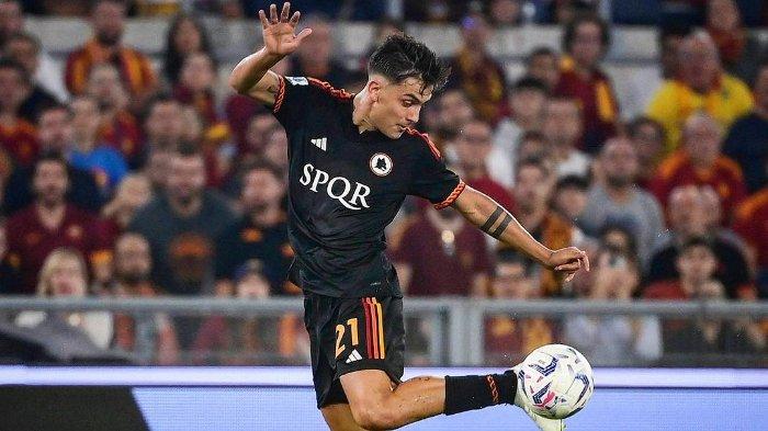 Pemain AS Roma Paulo Dybala - Bomber andalan Giallorossi ini dipasikan bakal absen selama sebulan menyusul cedera yang dialami La Joya dalam laga kontra Cagliari pada Liga Italia Serie A pekan 8 beberapa hari lalu. Tidak hanya itu, kapten Lorenzo Pellegrini juga menambah daftar panjang pemain yang cedera.