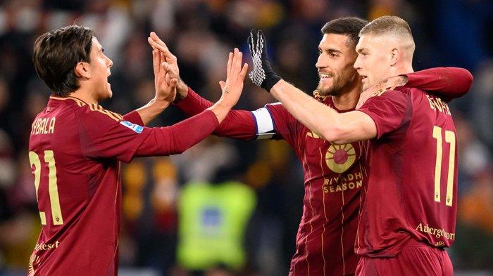 Paulo Dybala dan Lorenzo Pellegrini merayakan gol yang dicetak Artem Dovbyk, pada pertandingan AS Roma vs Genoa, giornata 21 Liga Italia Serie A, di Olimpico, Sabtu (18/1/2025). 