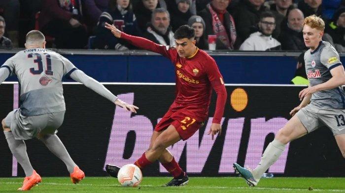 Penyerang AS Roma, Paulo Dyala saat berduel melawan pemain RB Salzburg dalam pertandingan knockout play-off Liga Europa di Red Bull Arena pada Jumat (17/2/2023).