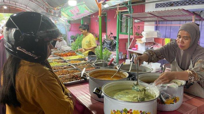 Pedagang Pasar Ramadan Blok Tiga Ok di Jalan Sanusi, RT 06, Kelurahan Nunukan Barat, Supinah Gladis melayani pelanggan yang membeli menu berbuka puasa, Sabtu (23/03/2024), sore.