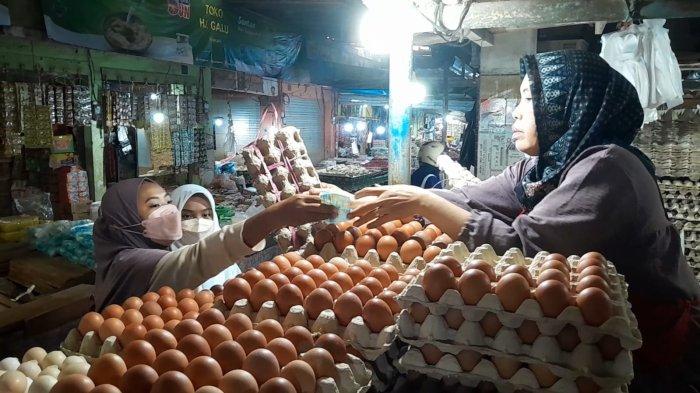 Aktivitas pedagang telur di Pasar Gusher Tarakan, Kalimantan Utara.