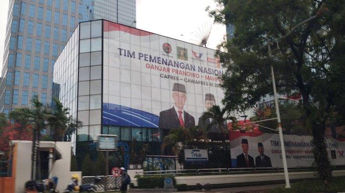 Pejalan kaki melintas di depan Kantor TPN Ganjar-Mahfud, Jl Kebon Sirih, Jakarta Pusat