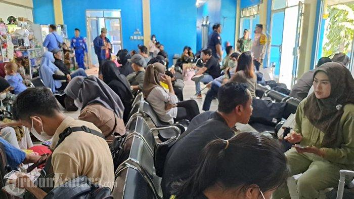 Penumpang memadati Pelabuhan Kayan II Tanjung Selor saat arus mudik H-2 lebaran Idul Fitri, Kamis (20/04/2023). (TribunKaltara.com / Edy Nugroho)