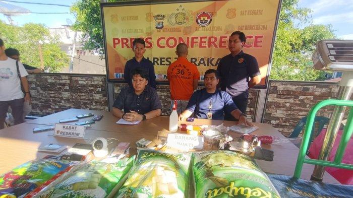Pelaku pengoplos beras, HS, saat berada di Polres Tarakan.
